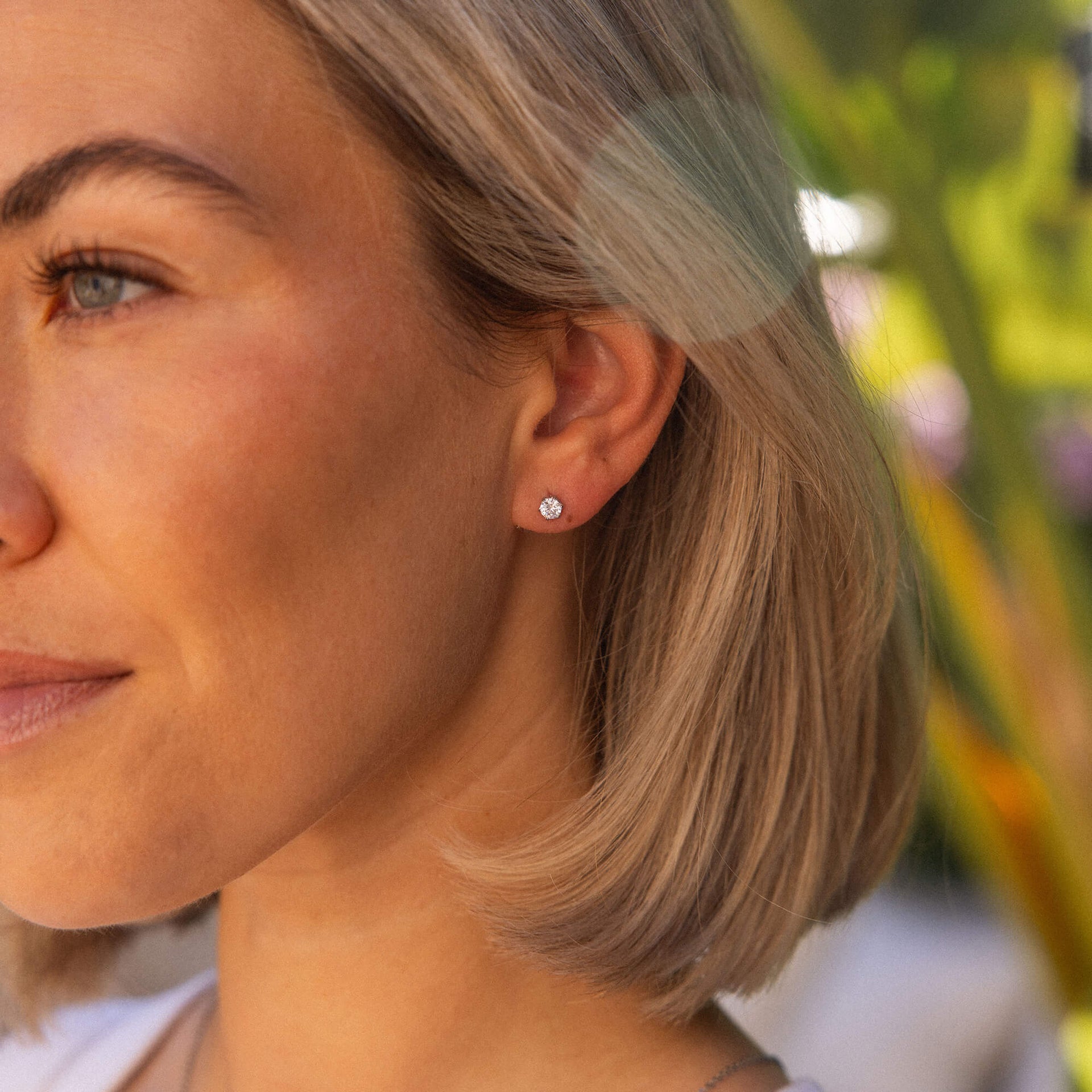Charming Ohrring von PURELEI in Silber mit funkelndem Zirkonia, elegant und minimalistisch, natürliches Lichtspiel.