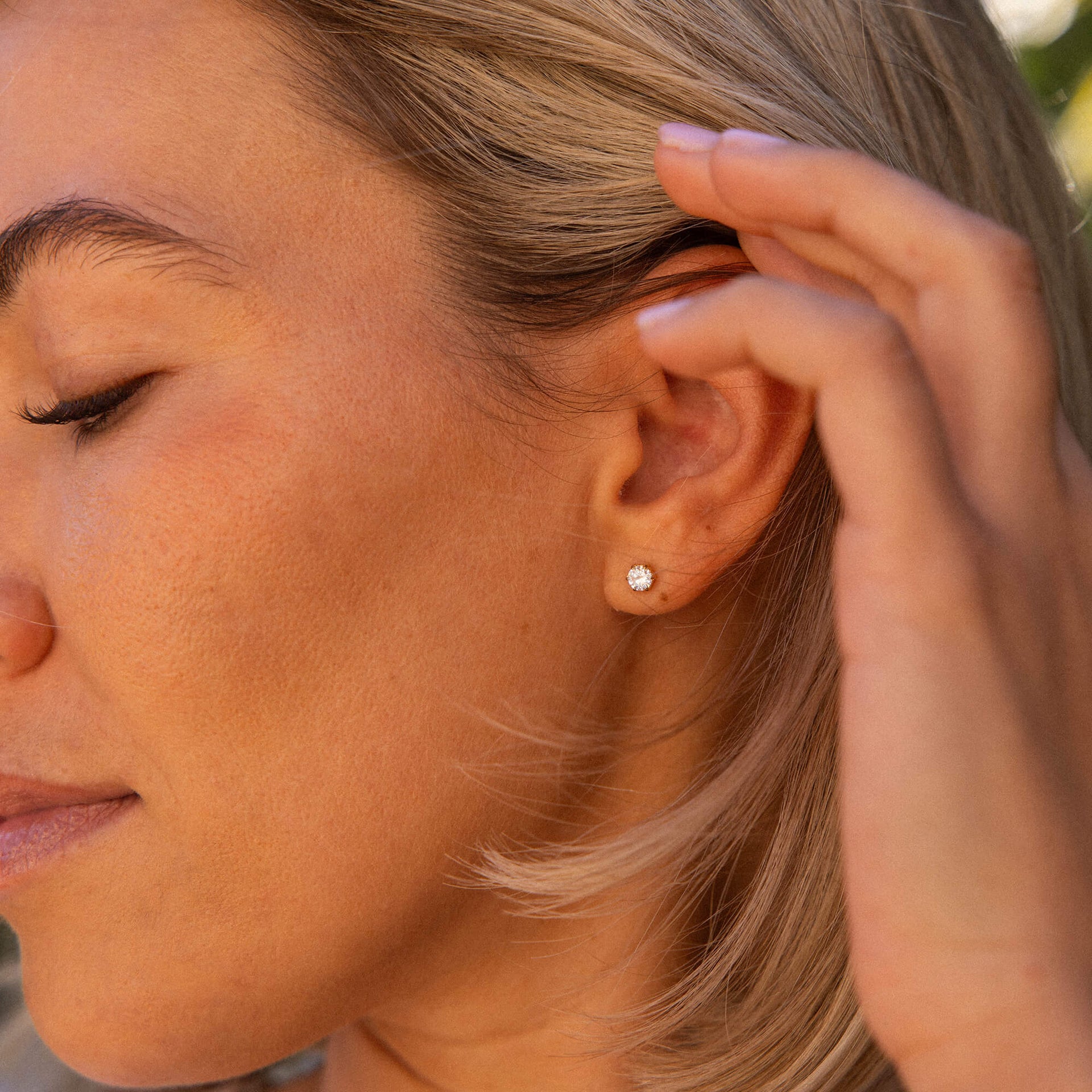 PURELEI Charming Ohrring in gold mit Zirkonia, elegant und nickelfrei, getragen für feminine Leichtigkeit.