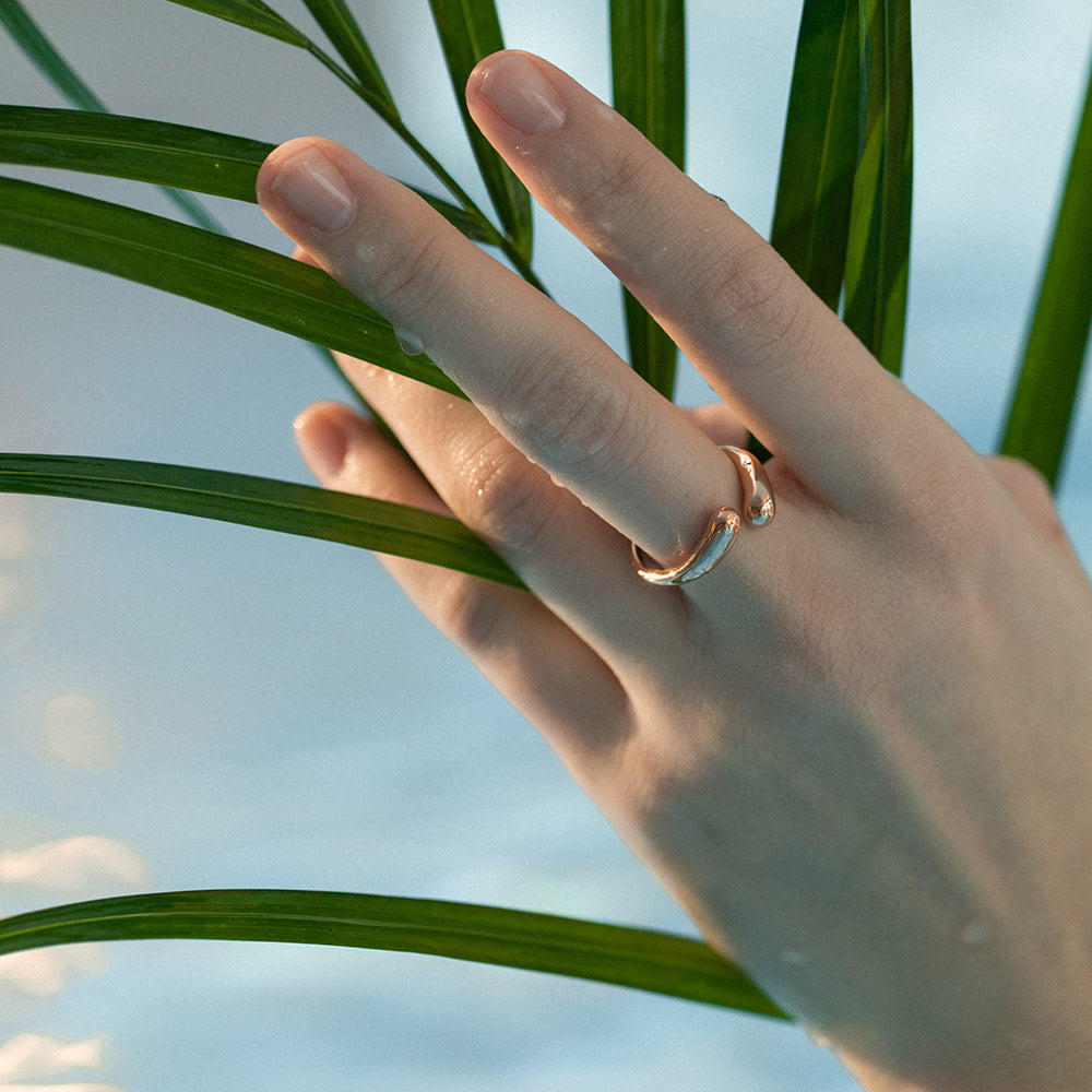 Ohui Ring in Roségold mit Tropfenenden, getragen an Hand vor tropischem Grün, PURELEI, wasserfest und nickelfrei
