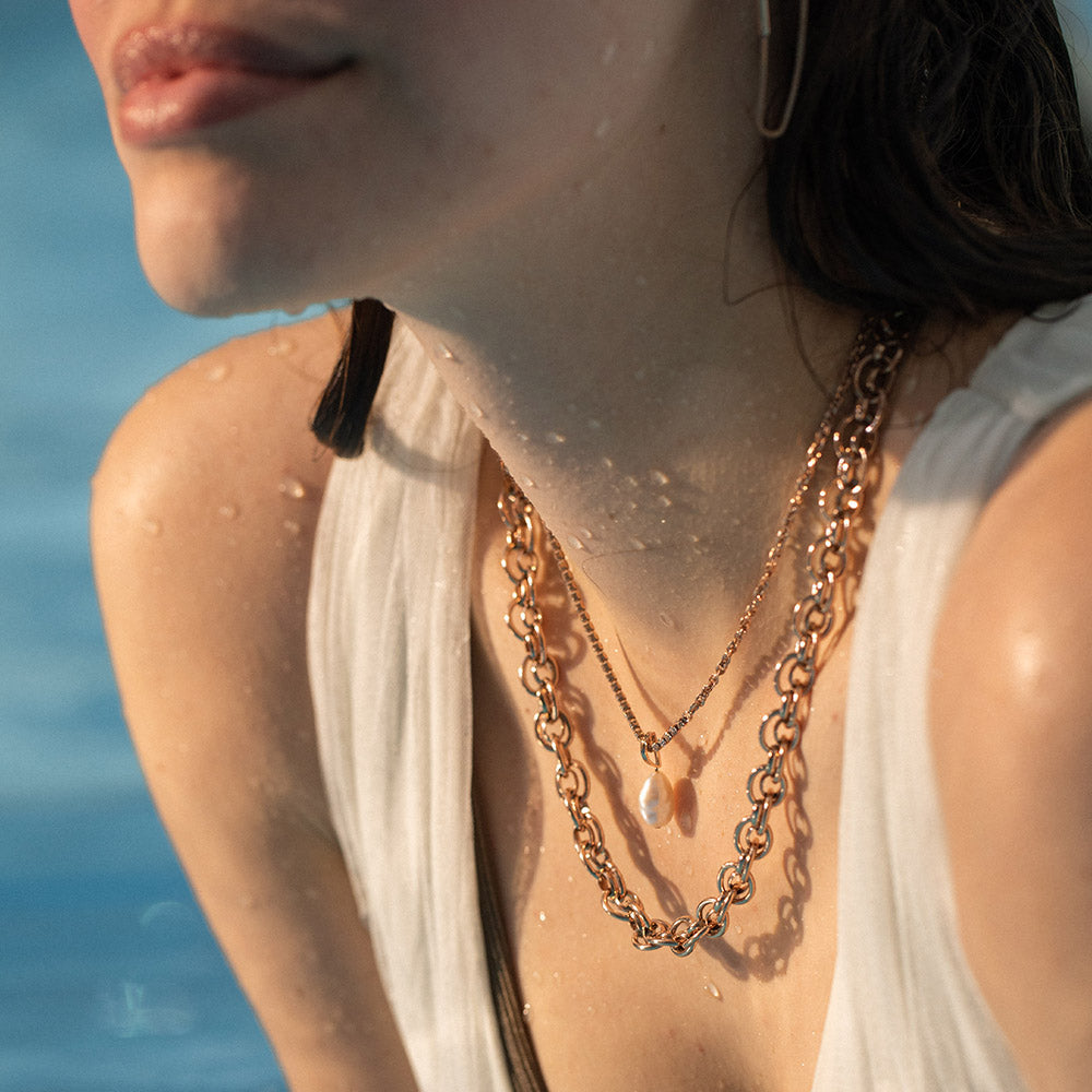 PURELEI Elua Kette in 18K Roségold mit Keshi-Perle, halbseitiger Schmucksteinkette, getragen im Wasser – elegant, wasserfest, nickelfrei.