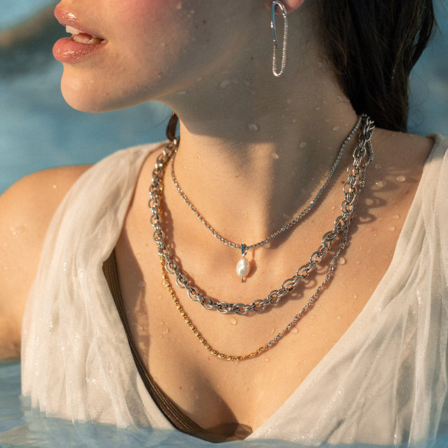 PURELEI Elua Kette aus silbernem Edelstahl mit Keshi-Perle, nickelfrei, wasserfest, getragen im Wasser für natürlichen Glanz