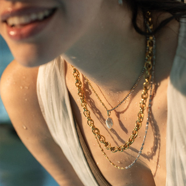 PURELEI Elua Kette in 18K Gold mit schimmernder Perle, halbseitiger Schmucksteinkette, wasserfest und elegant getragen.