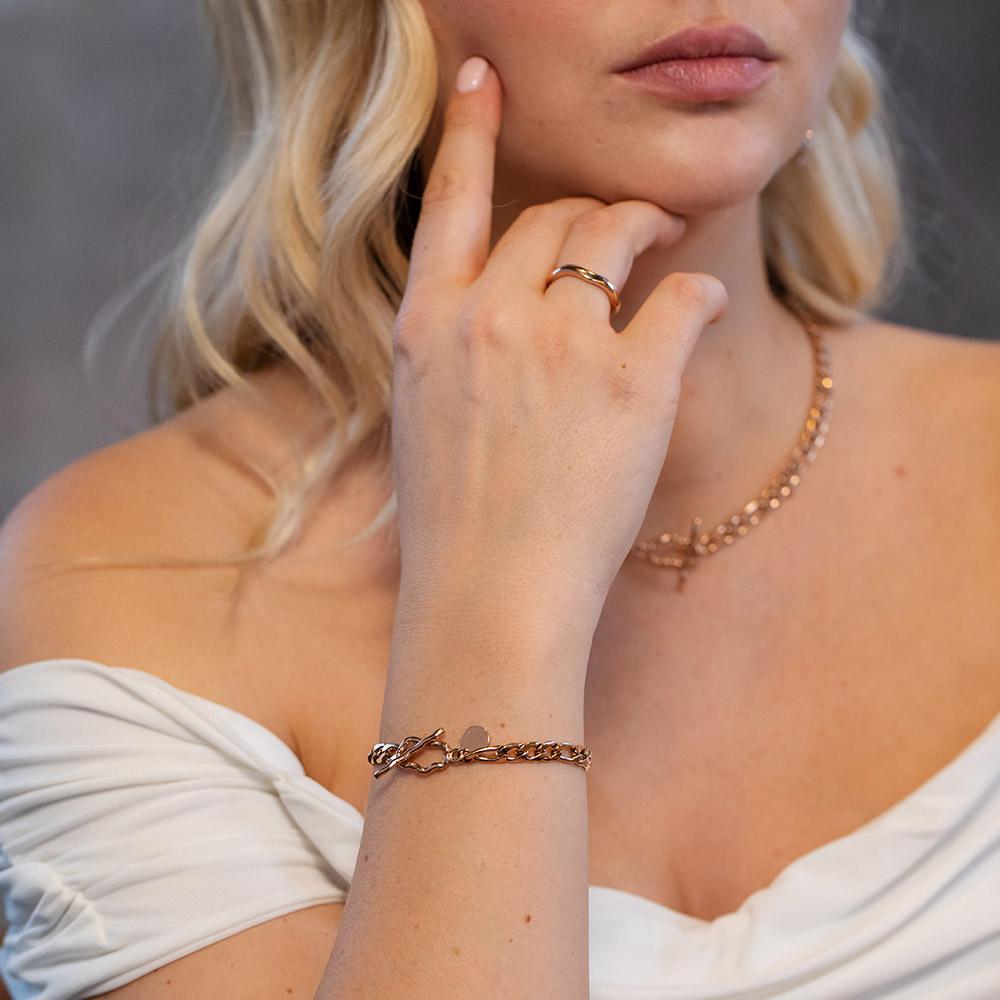 PURELEI Nakuna Ring aus 18K Roségold, schlicht geschwungen, elegant am Finger getragen, femininer Festtags-Look