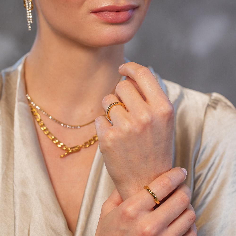PURELEI Nakuna Ring aus 18K vergoldetem Edelstahl, geschwungene Form, elegant am Handgelenk getragen, feminin und puristisch