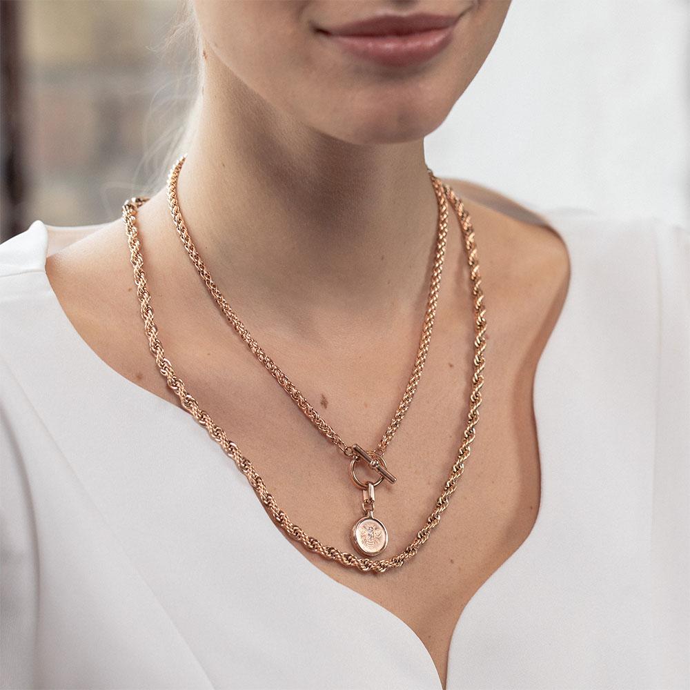 PURELEI Vintage Kette Roségold, glänzende Kordelkette mit Anhänger, elegant und clean am Dekolleté getragen.