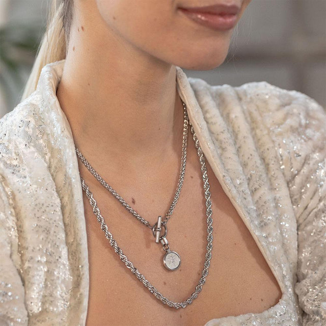 PURELEI Vintage Kette in silber, glänzende Kordel, verstellbar, clean & elegant am Dekolleté getragen