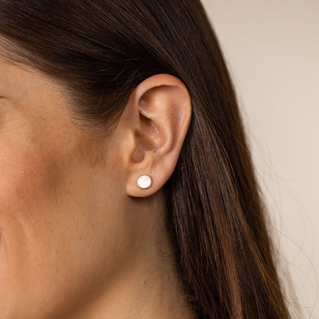 Weiße Perlmutt-Ohrringe White Gloss aus vergoldetem Edelstahl, schlicht und elegant am Ohr, PURELEI-Ästhetik