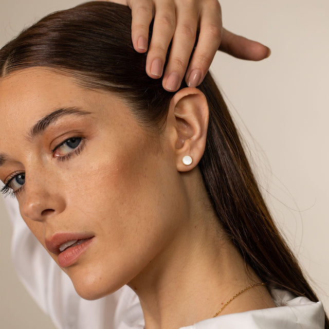 Weiße PURELEI White Gloss Ohrringe aus 18K Gold vergoldetem Edelstahl mit schimmerndem Perlmutt, elegant und feminin.