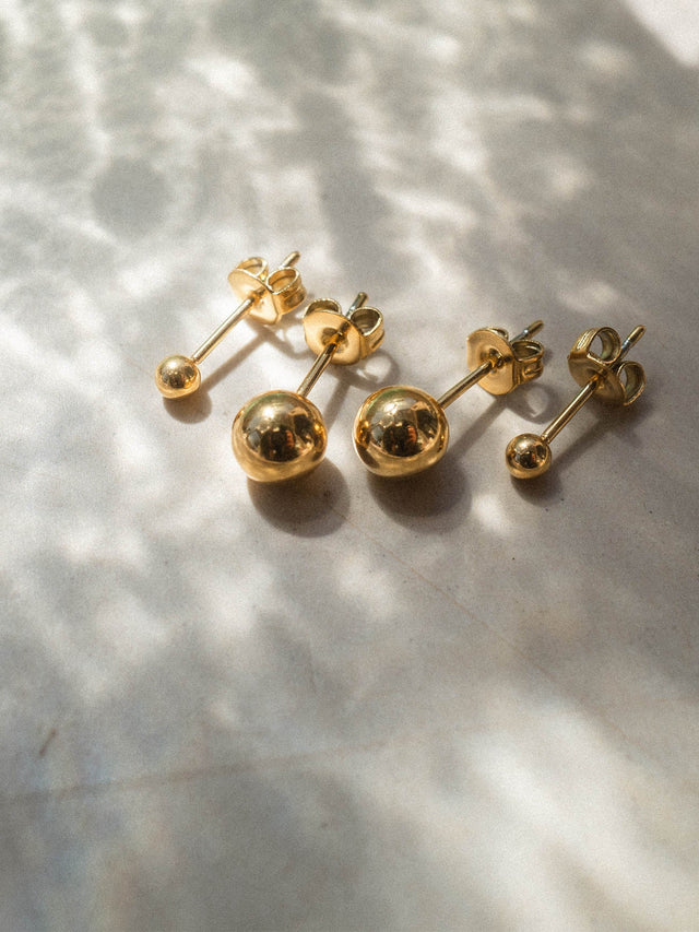 Silberne Ohrstecker in verschiedenen Größen, PURELEI, elegant und modern auf hellem Untergrund.