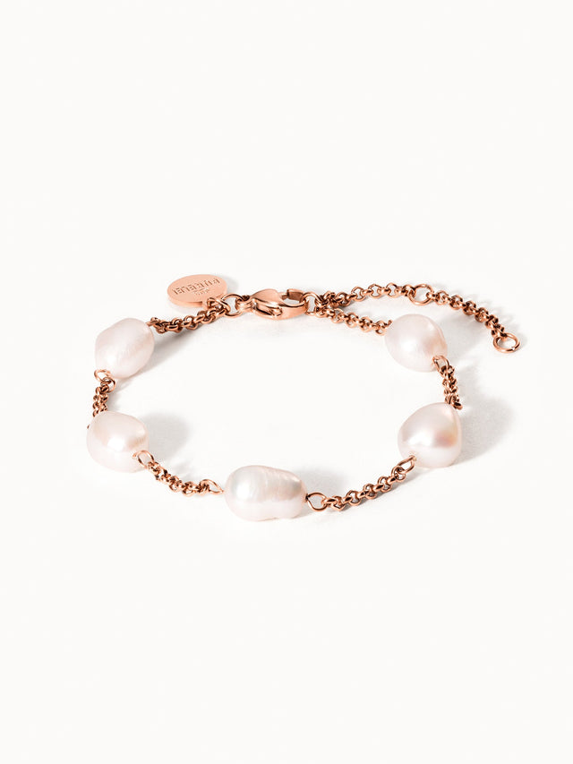 PURELEI Malahi Armband mit roségoldener Kette und natürlichen Süßwasserperlen, elegant und feminin inszeniert.