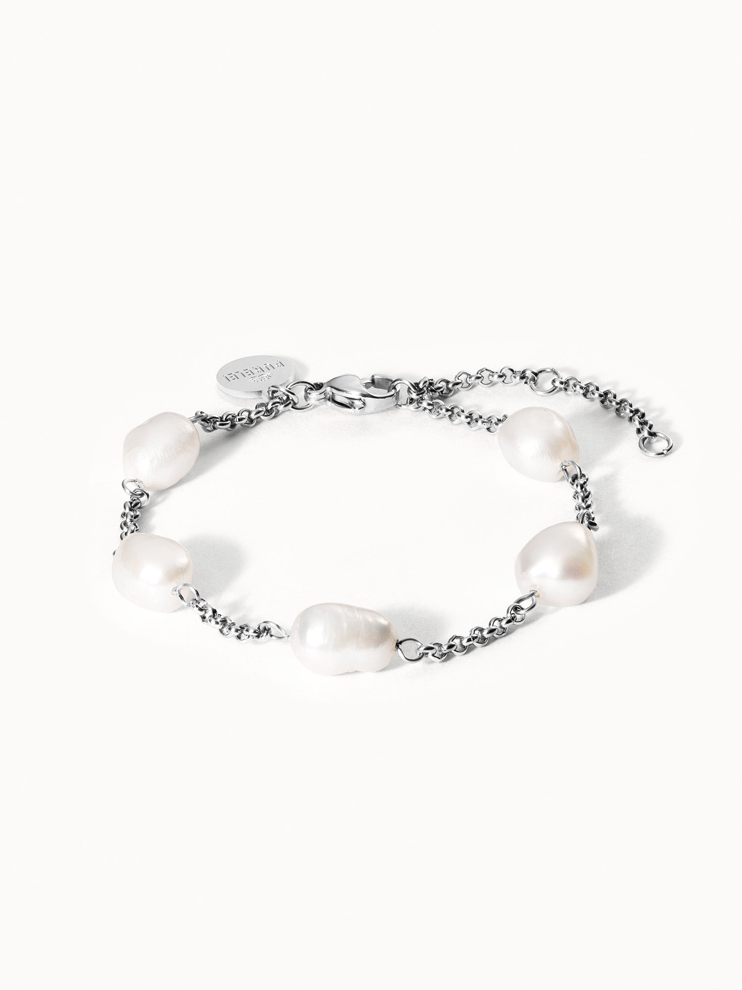 PURELEI Malahi Armband aus nickelfreiem Edelstahl mit natürlichen Perlen, elegant auf weißem Hintergrund inszeniert.