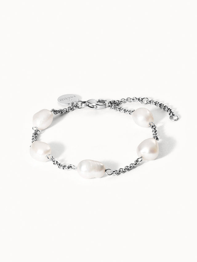 PURELEI Malahi Armband aus nickelfreiem Edelstahl mit natürlichen Perlen, elegant auf weißem Hintergrund inszeniert.