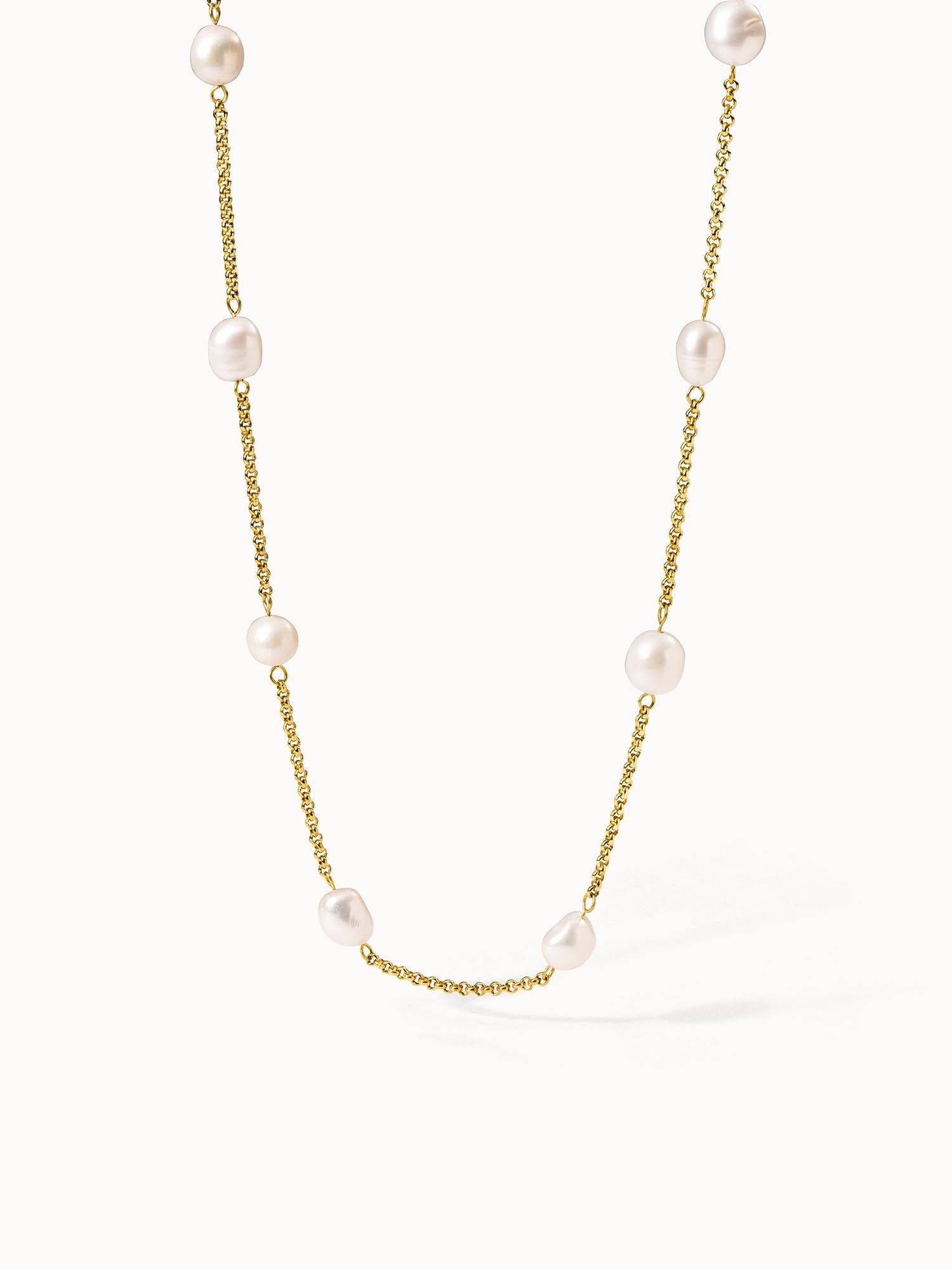 PURELEI Malahi Kette mit goldener Edelstahlkette und perlmuttfarbenen Süßwasserperlen, elegant und feminin.