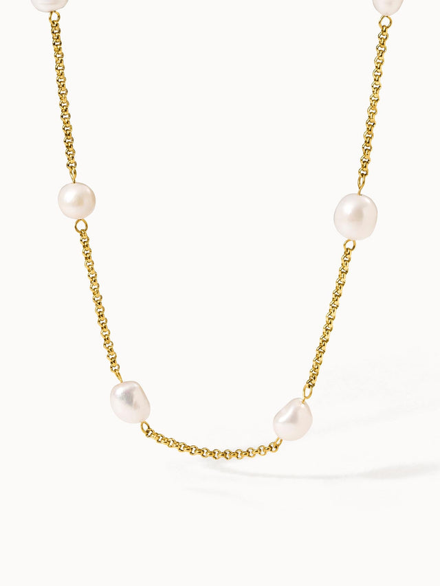 PURELEI Malahi Kette mit goldfarbenem Edelstahl und zarten Süßwasserperlen in sanfter Eleganz