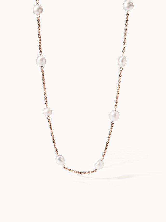 PURELEI Malahi Kette aus roségoldener Edelstahlkette mit zarten Süßwasserperlen, clean & elegant präsentiert.