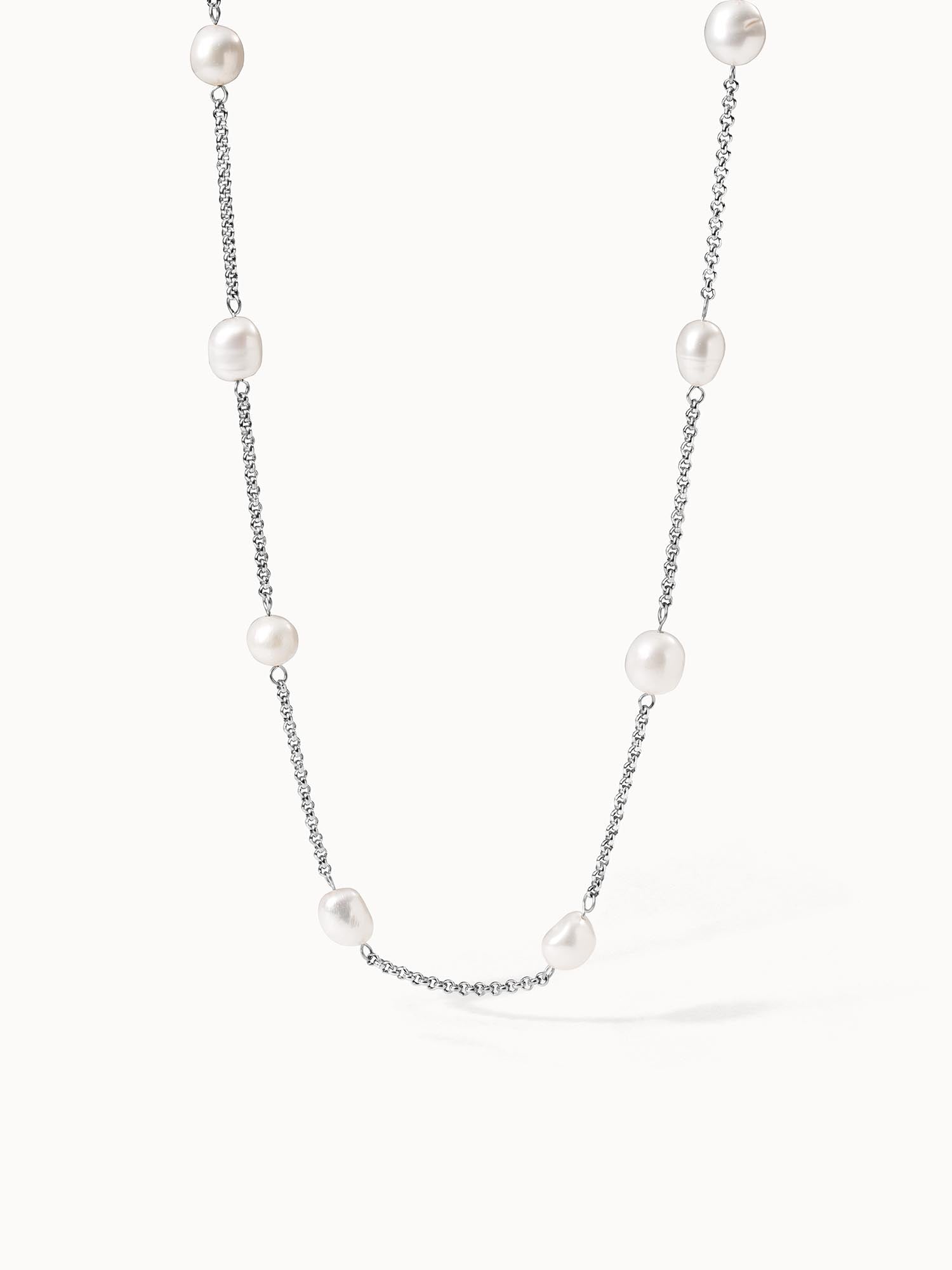 PURELEI Malahi Kette aus nickelfreiem Silber mit feinen Süßwasserperlen, elegant und zeitlos minimalistisch.