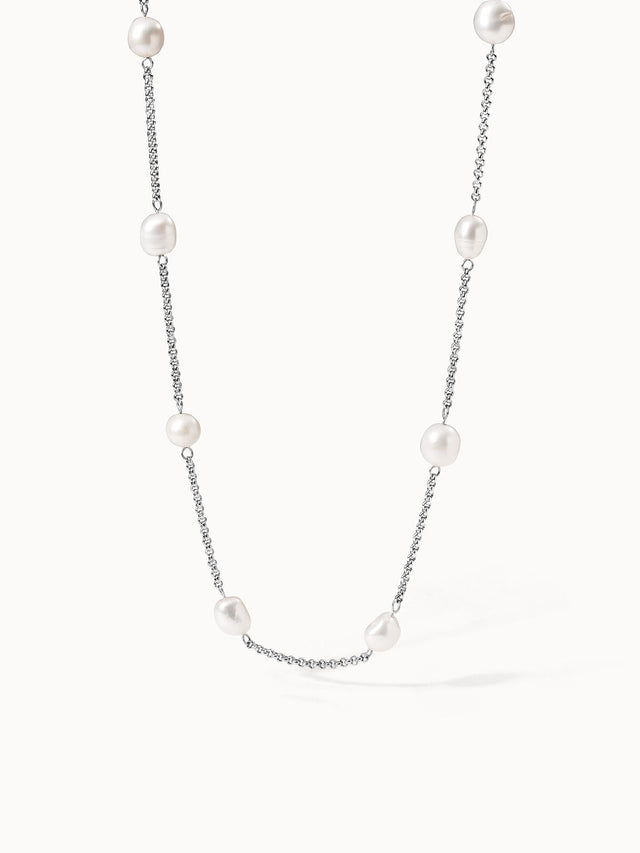 PURELEI Malahi Kette aus nickelfreiem Silber mit feinen Süßwasserperlen, elegant und zeitlos minimalistisch.