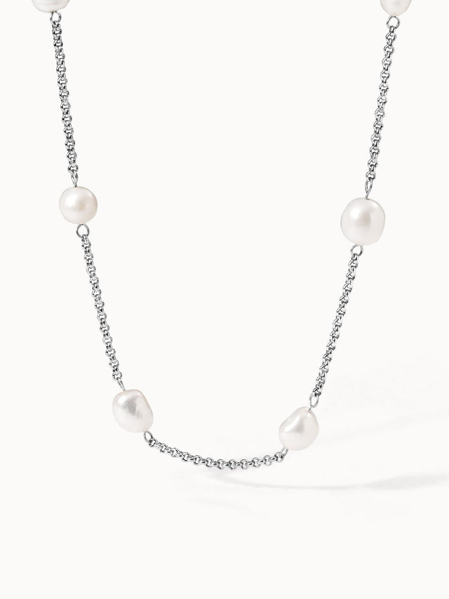 PURELEI Malahi Kette aus silbernem Edelstahl mit natürlichen Süßwasserperlen, elegant und feminin inszeniert.