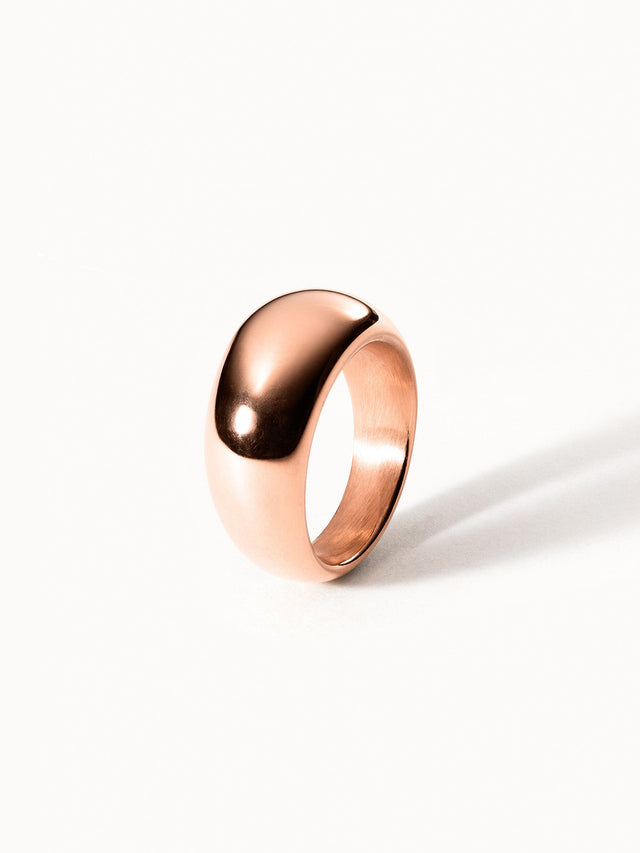 PURELEI Kumu O Ring in glänzendem 18K Roségold, schlicht und elegant auf hellweißem Hintergrund inszeniert.
