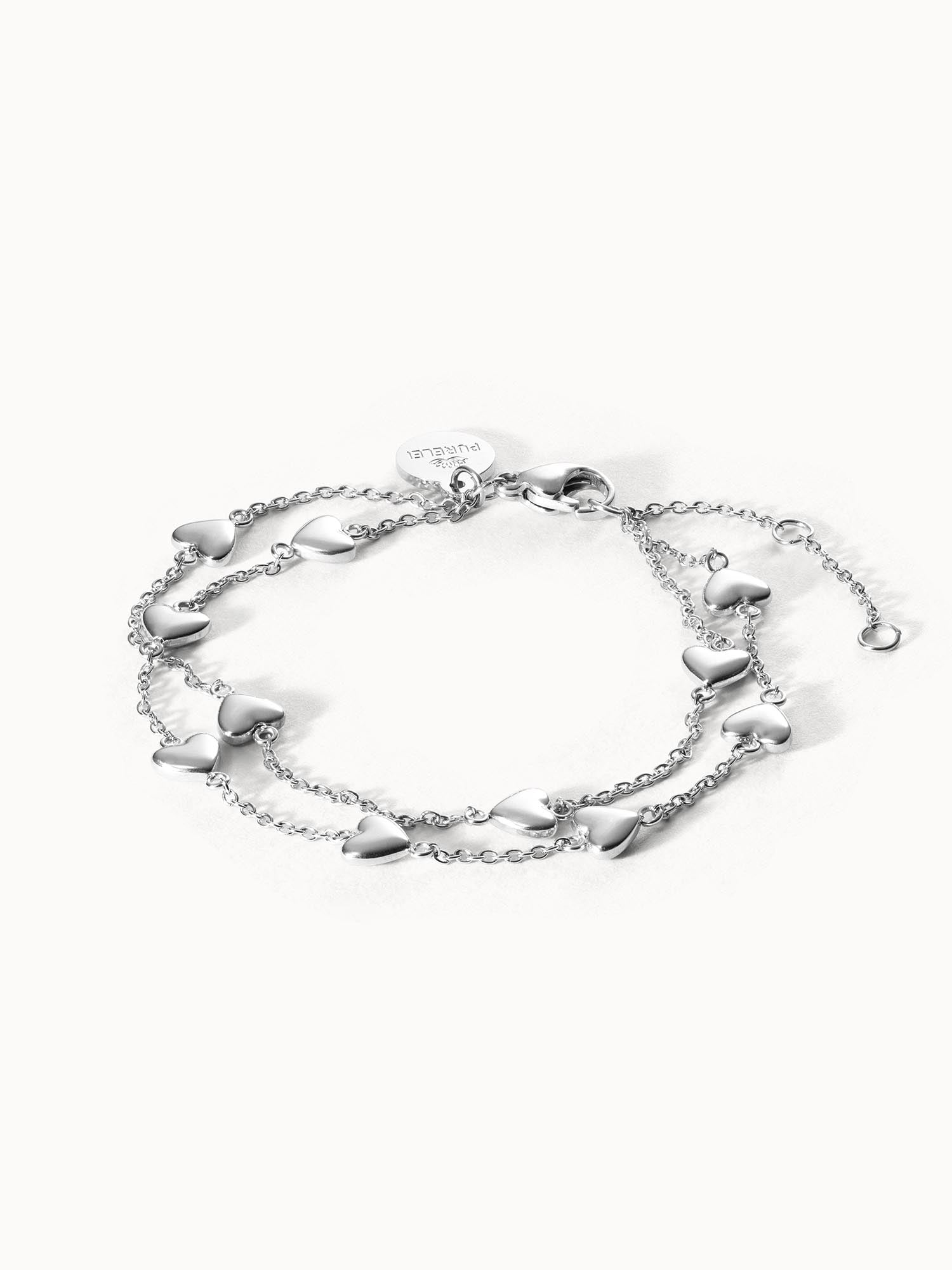 Silbernes Alohi Heart Armband mit zarten Herzen, nickelfrei und elegant, im PURELEI-Design liegend auf weißem Hintergrund