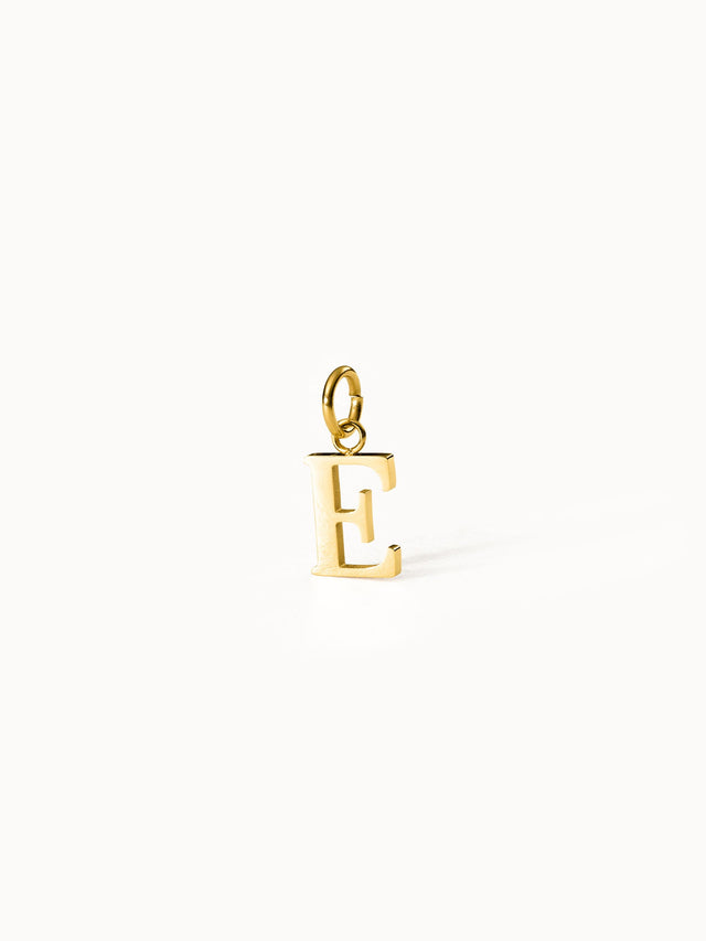 PURELEI Pure E Charm Buchstabenanhänger aus 18K Gold vergoldetem Edelstahl, elegant und zeitlos minimalistisch.