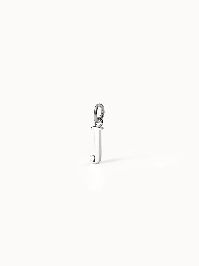 Purelei Pure J Charm aus nickelfreiem, silbernem Edelstahl, minimalistischer Buchstaben-Anhänger in eleganter, klarer Ästhetik.