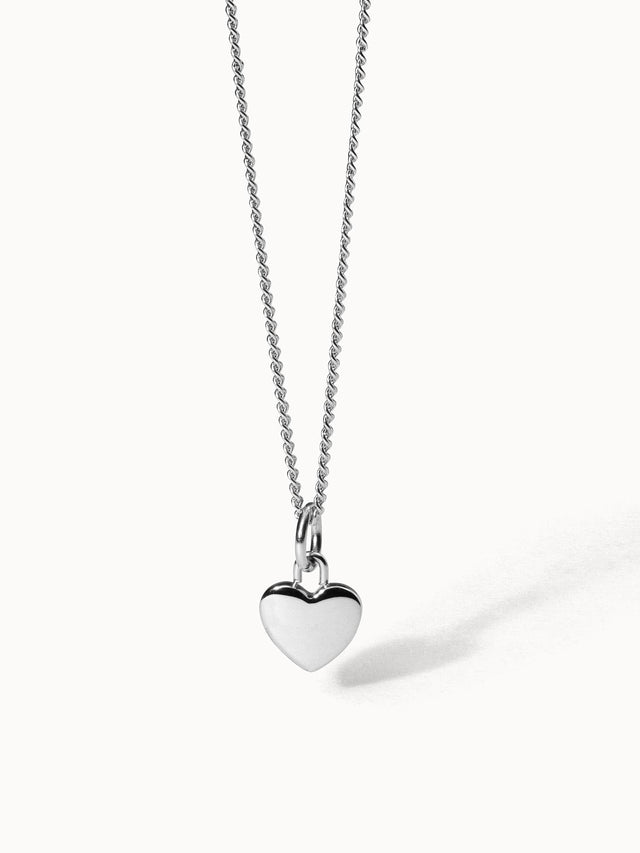 PURELEI Heart Charm Kette aus nickelfreiem, silbernem Edelstahl mit filigranem Herzanhänger vor hellem Hintergrund