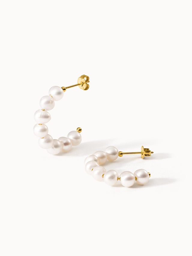 PURELEI Aina Ohrringe Gold Creolen mit natürlichen Perlen, elegant und feminin, zeitloser Island-Spirit