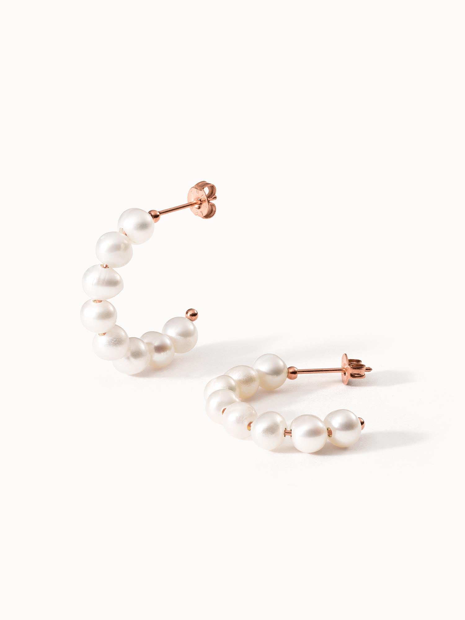 Aina Ohrringe mit roségoldenem Edelstahl und natürlichen Perlen, elegant geschwungen, PURELEI feminine Ästhetik