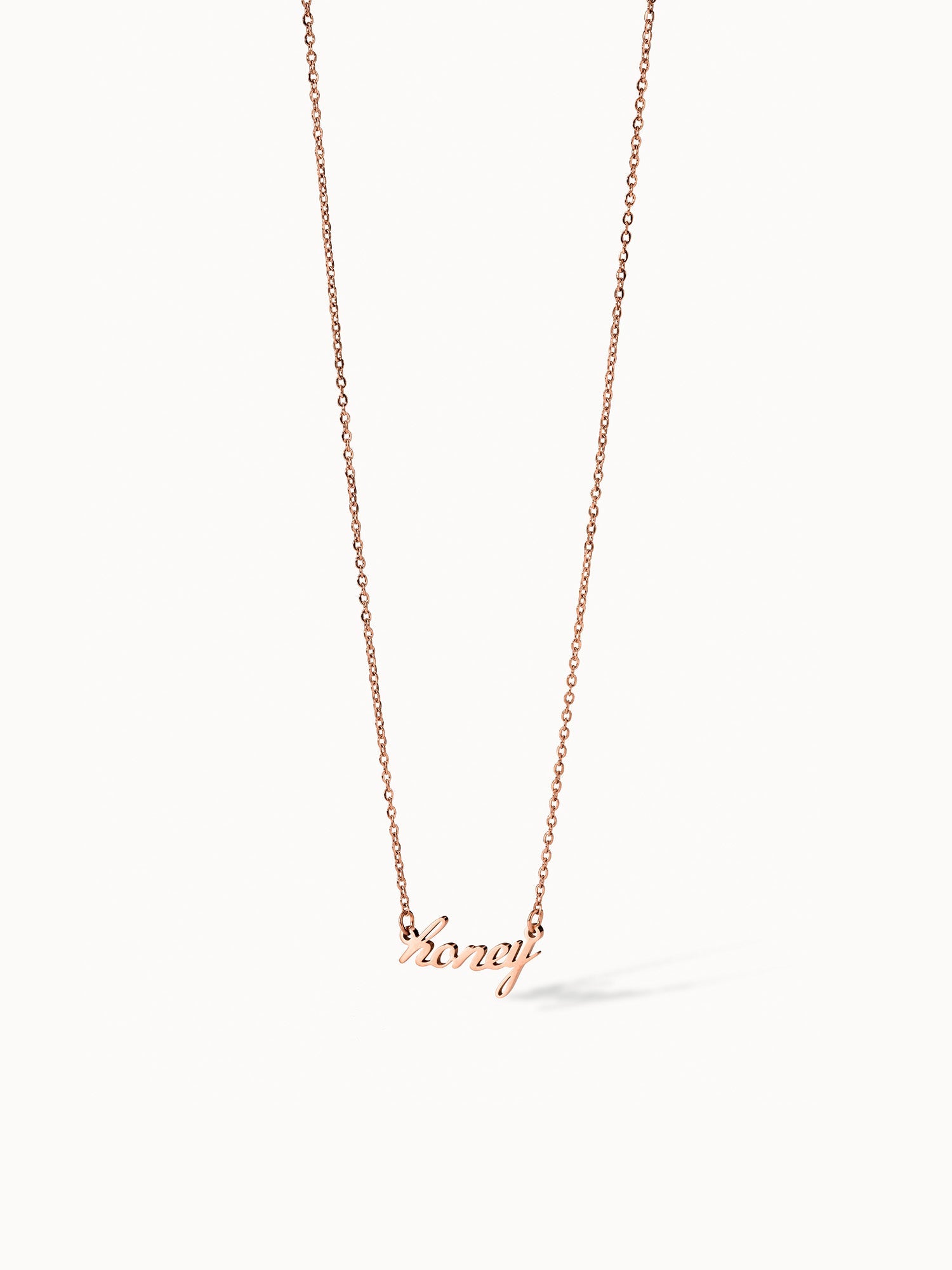 PURELEI Honey Kette in 18K Roségold vergoldetem Edelstahl mit verspieltem Schriftzug, elegant und feminin.