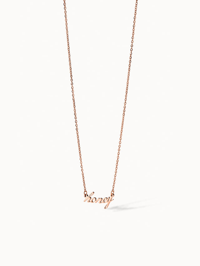PURELEI Honey Kette in 18K Roségold vergoldetem Edelstahl mit verspieltem Schriftzug, elegant und feminin.