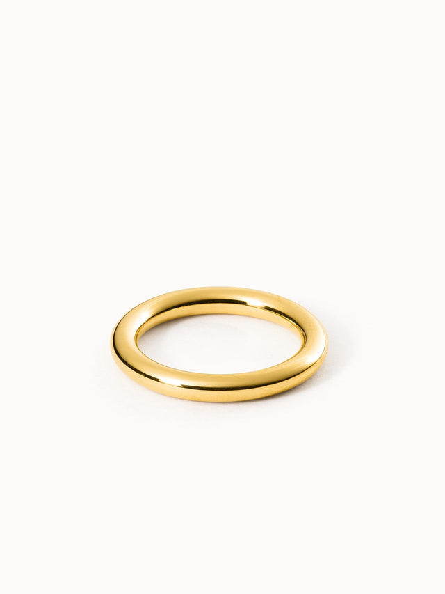 Glossy Ring von PURELEI aus 18K vergoldetem Edelstahl mit glänzender Oberfläche, elegant und minimalistisch.
