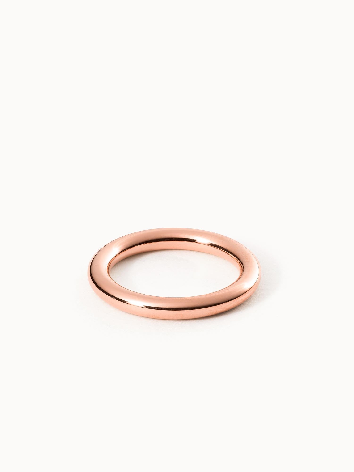 Glossy Ring in rosévergoldetem Edelstahl, schlicht glänzend präsentiert auf hellem Hintergrund von PURELEI.
