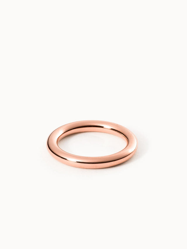 Glossy Ring in rosévergoldetem Edelstahl, schlicht glänzend präsentiert auf hellem Hintergrund von PURELEI.