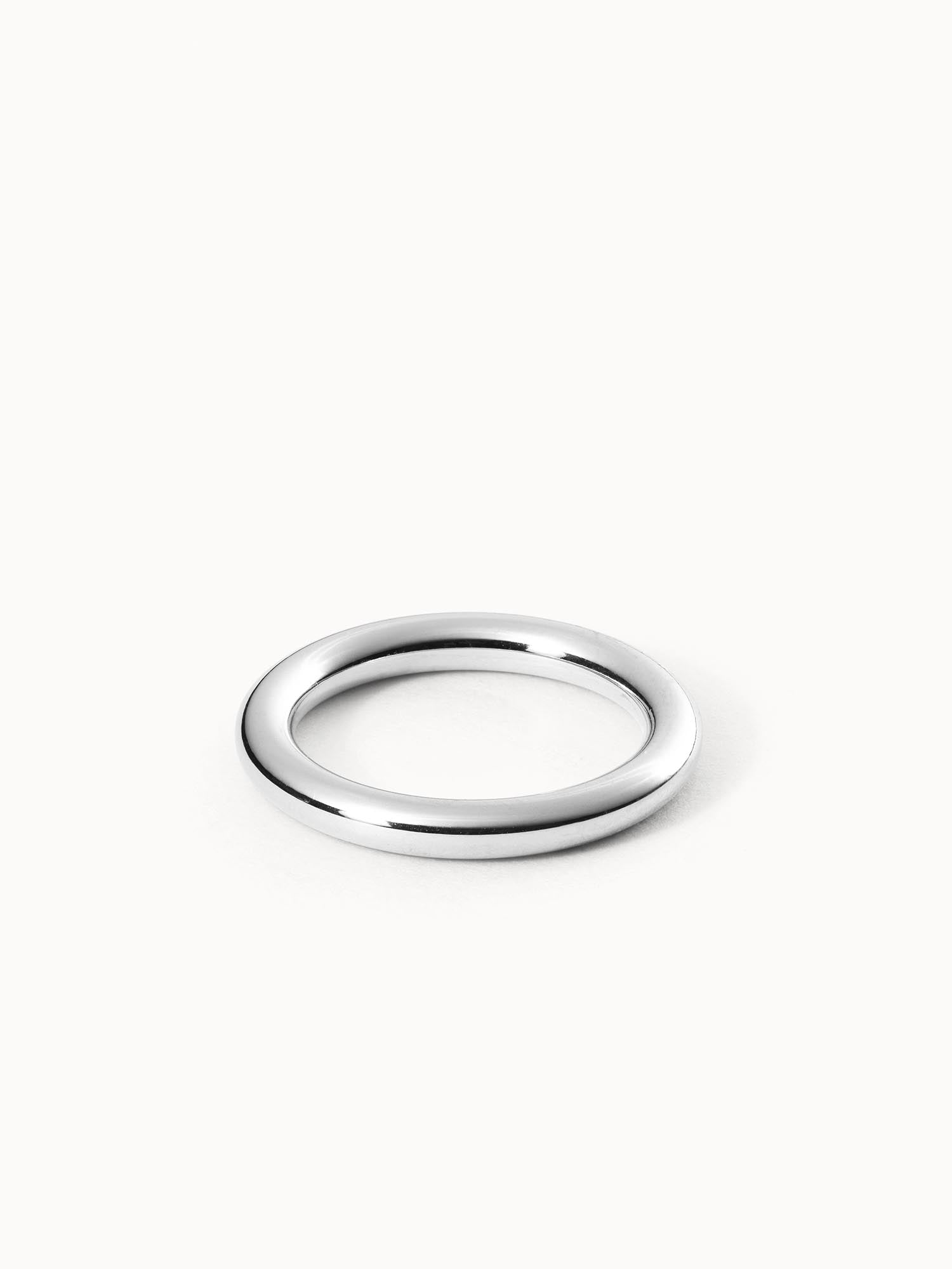 Glossy Ring aus nickelfreiem Silber mit glänzender Oberfläche, schlicht und elegant, PURELEI minimalistisches Design.