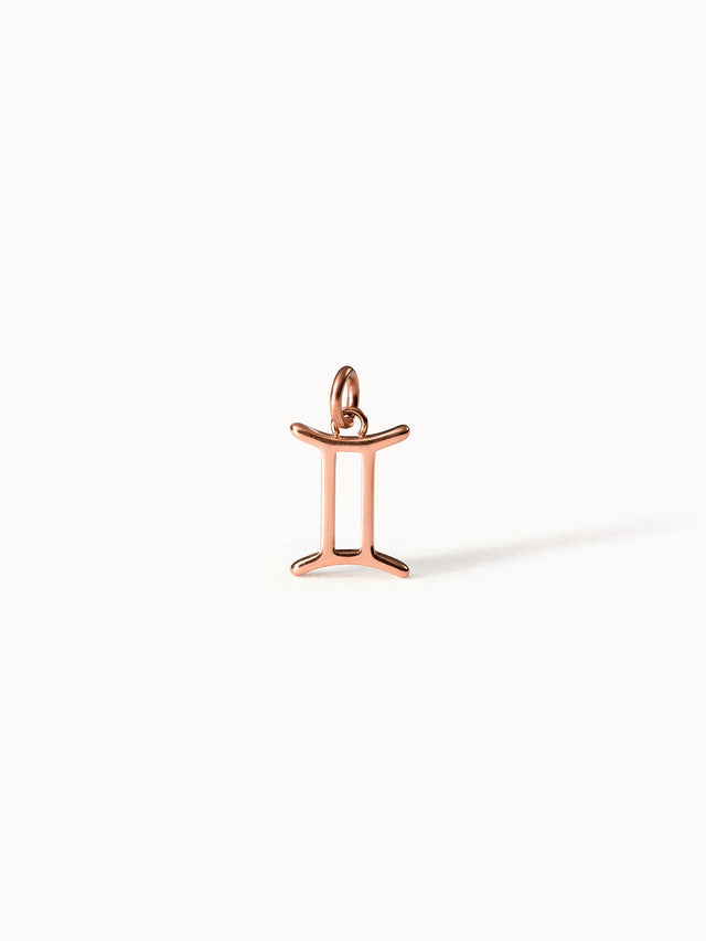 Roségoldener PURELEI Zwilling Zodiac Charm aus 18K rosévergoldetem Edelstahl, elegant und feminin im klaren Studiolicht.