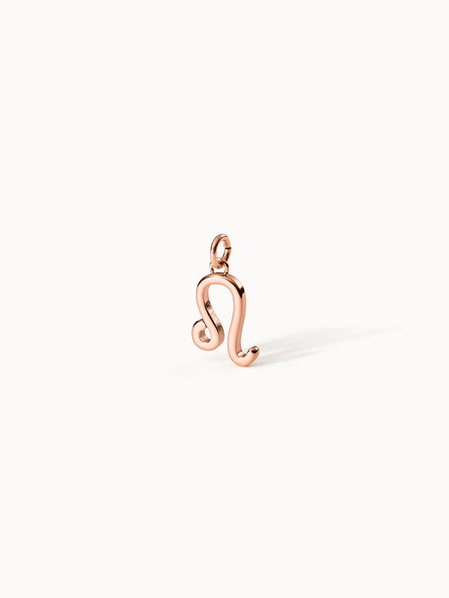 Löwe Zodiac Charm aus roségoldenem Edelstahl, minimalistisch auf hellem Hintergrund, elegant und feminin von PURELEI.
