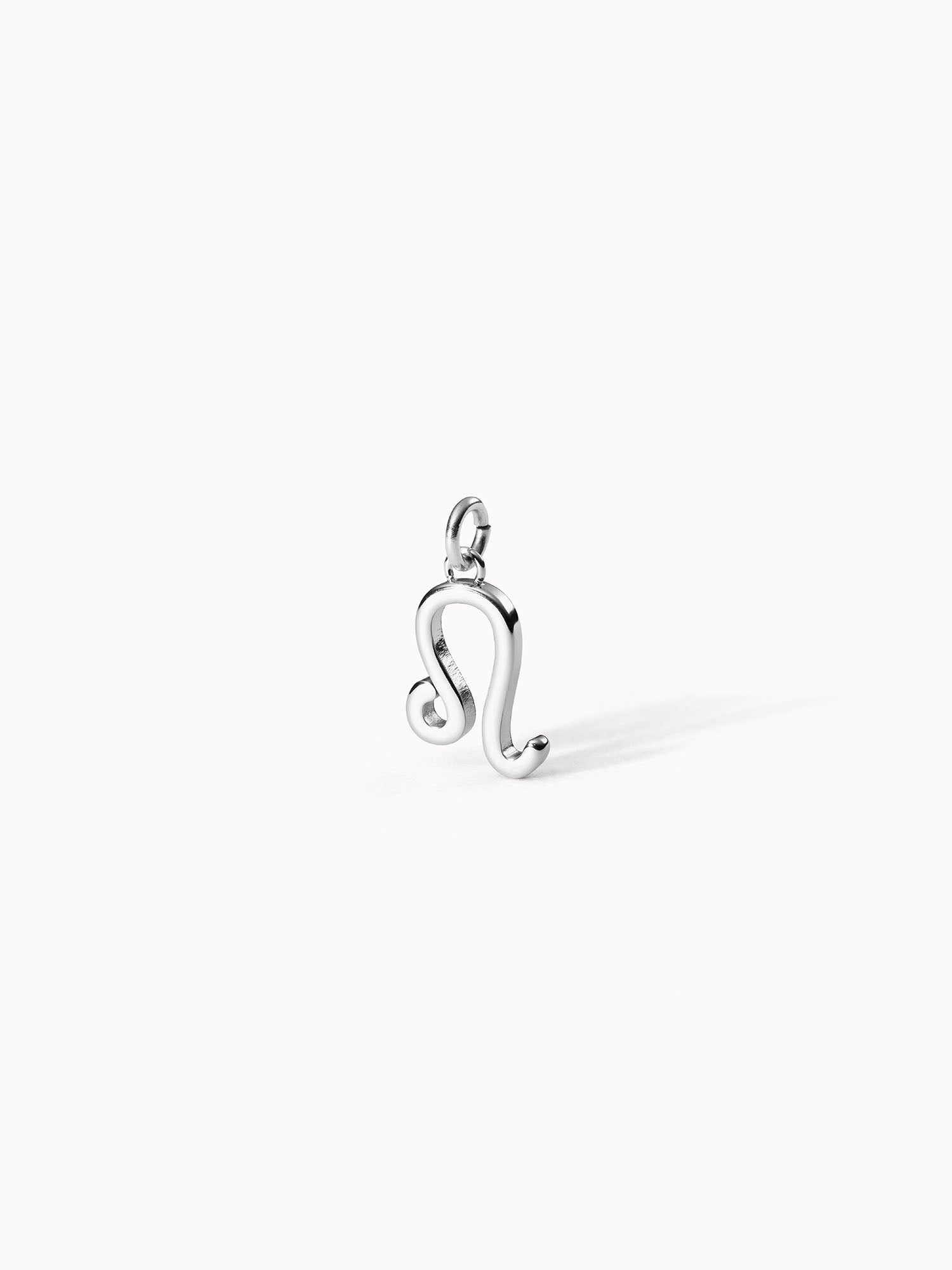 Löwe Zodiac Charm aus nickelfreiem Silber, filigran und elegant, vor hellem, cleanem Hintergrund von PURELEI.