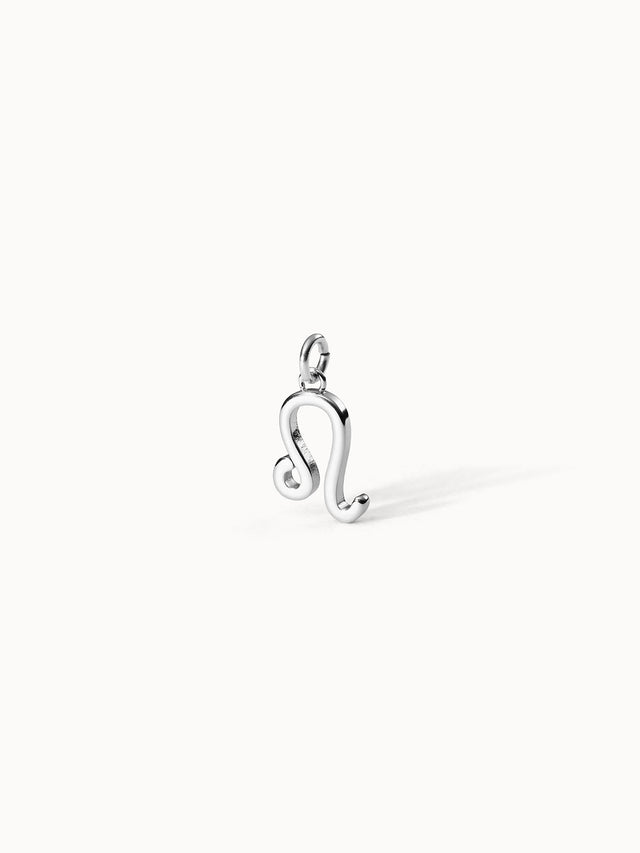 Löwe Zodiac Charm aus nickelfreiem Silber, filigran und elegant, vor hellem, cleanem Hintergrund von PURELEI.