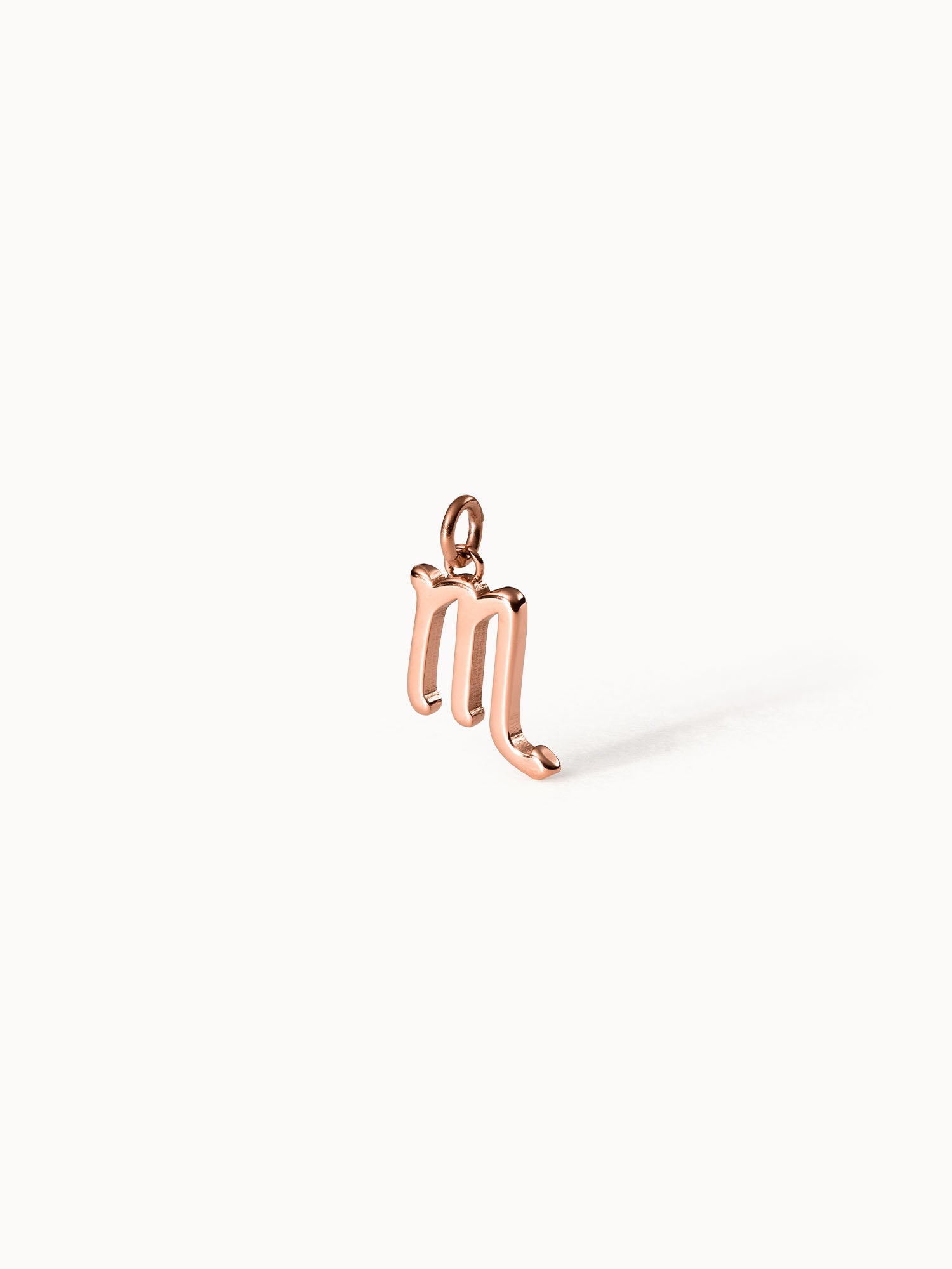 Roségoldener Skorpion Zodiac Charm aus 18K rosévergoldetem Edelstahl, minimalistisch vor hellem Hintergrund, PURELEI.