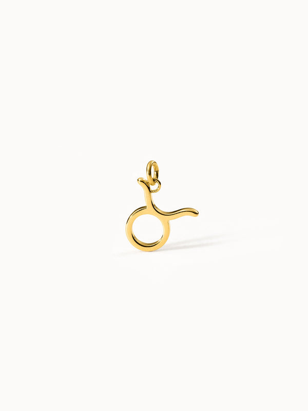 Stier Zodiac Charm aus vergoldetem Edelstahl, minimalistisches Design auf hellem Hintergrund, PURELEI Eleganz.