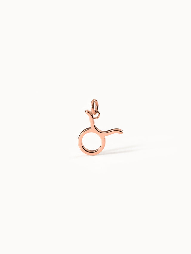 PURELEI Stier Zodiac Charm aus 18K Roségold Edelstahl, fein poliert, minimalistisch vor hellgrauem Hintergrund.