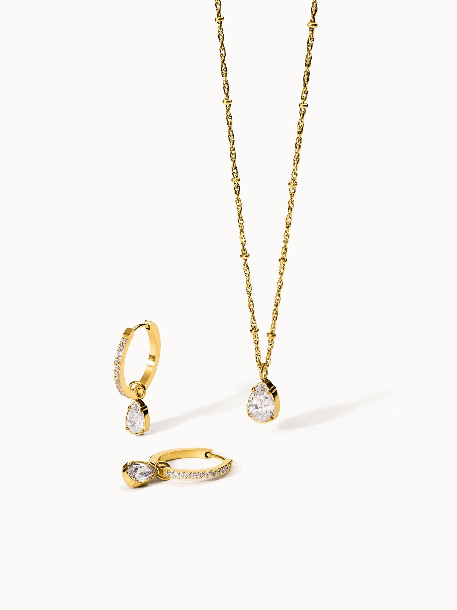 Goldene Kette und Ohrringe mit klaren Steinen, elegant und feminin – PURELEI.