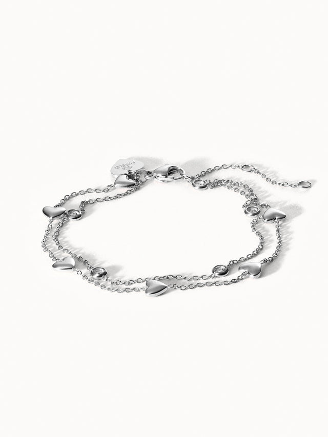 Silbernes Armband mit Herzanhängern von PURELEI, elegant und verspielt.