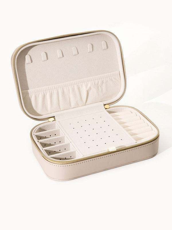 Elegante, beige Schmuckbox von PURELEI mit Fächern und weichem Innenfutter.