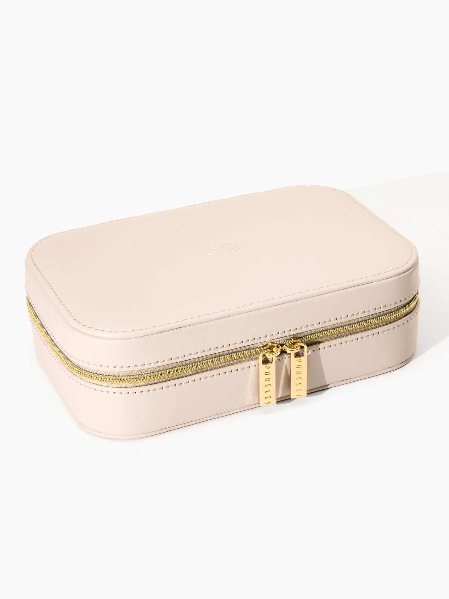 Elegante, beige Schmuckbox aus Leder mit goldenen Reißverschlüssen von PURELEI.