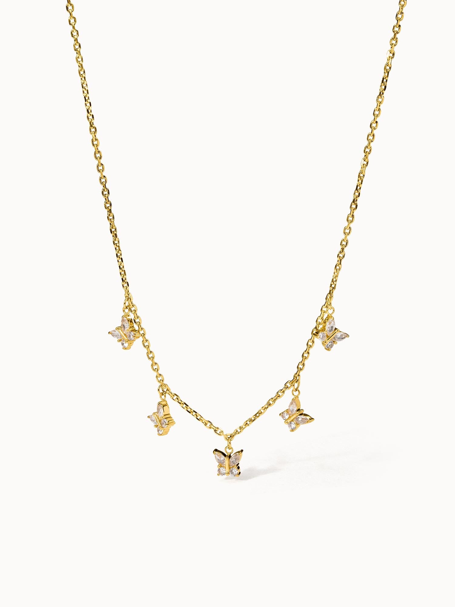 Goldene Kette mit Schmetterlings-Anhängern von PURELEI, elegant und verspielt.