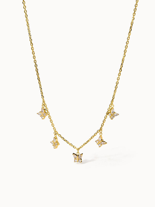 Goldene Kette mit Schmetterlings-Anhängern von PURELEI, elegant und verspielt.