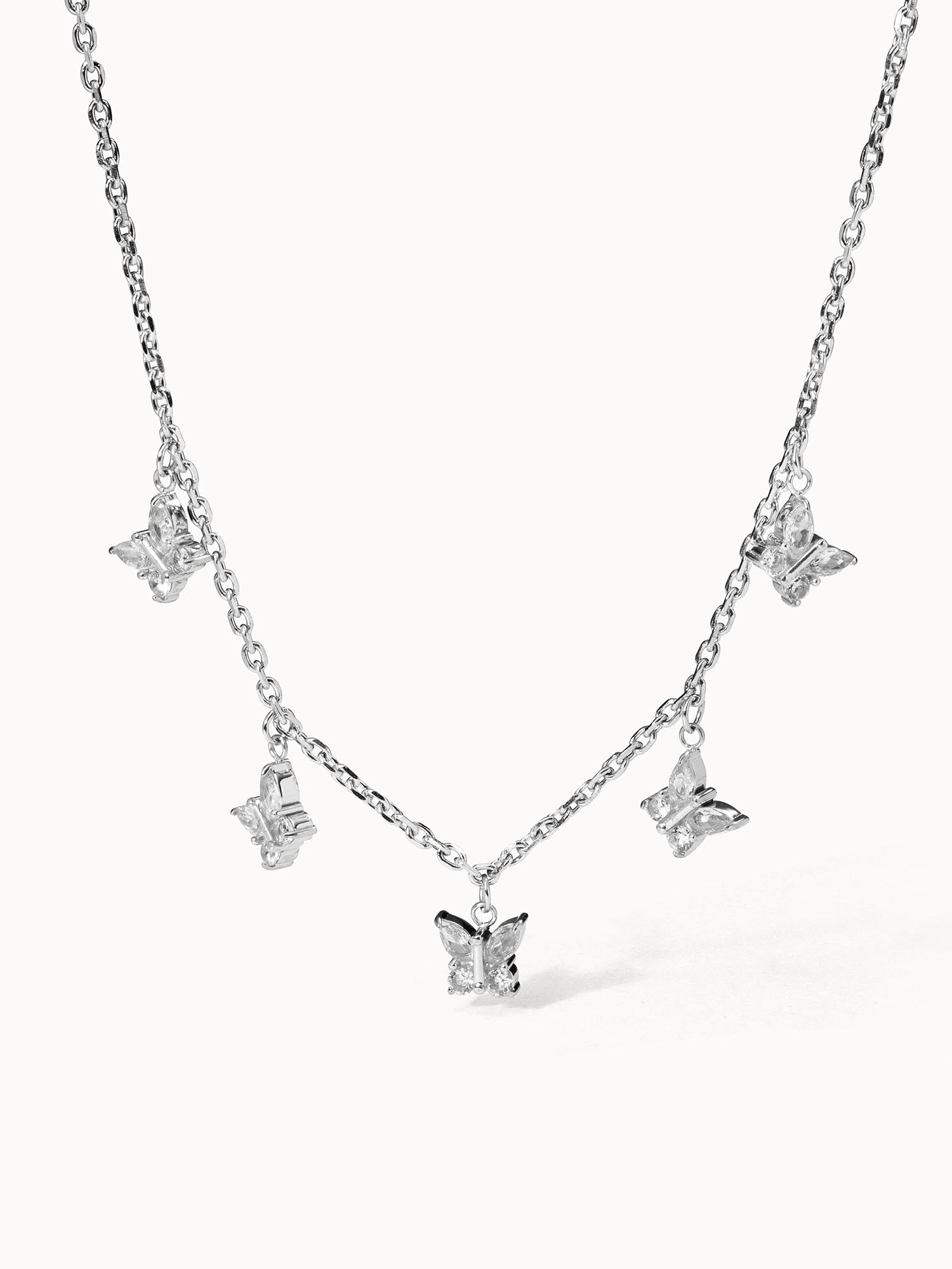 Silberne Kette mit Schmetterlings-Anhängern von PURELEI, elegant und verspielt.