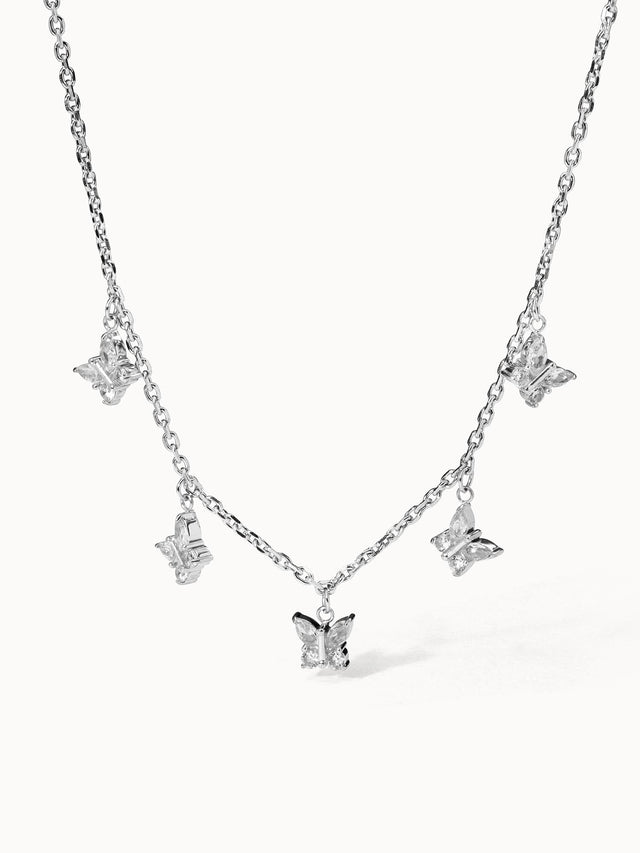 Silberne Kette mit Schmetterlings-Anhängern von PURELEI, elegant und verspielt.